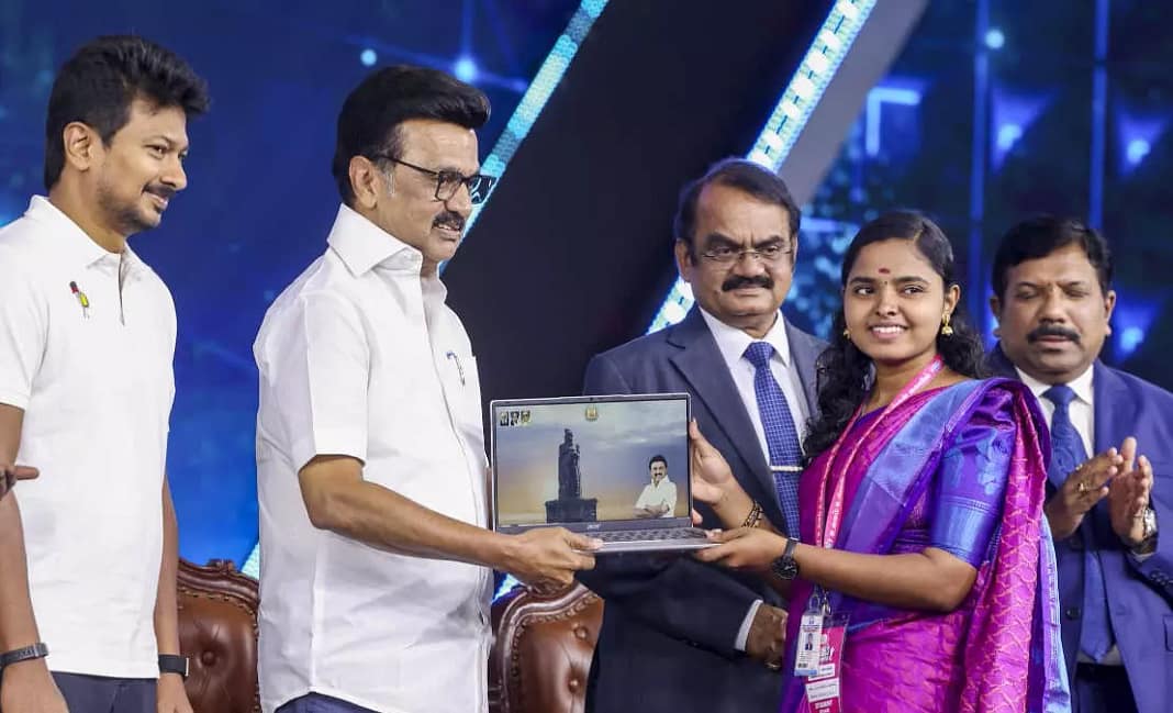 Tamil Nadu Launches ‘Ulagam Ungal Kaiyil’ Free Laptop Scheme for College Students