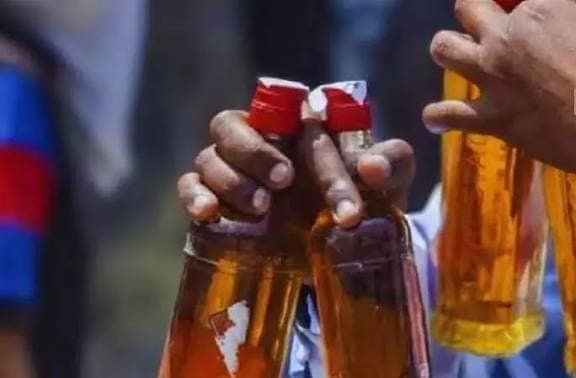 മദ്യ കുപ്പിക്ക് 20 രൂപ അധികം വാങ്ങുന്ന നടപടിയിൽ പ്രതിഷേധം കനക്കുന്നു!