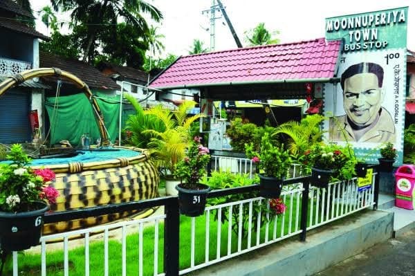 പുത്തൻ പാതയിൽ നടന്ന മൂന്നു പെരിയ ബസ് സ്റ്റോപ്പ്