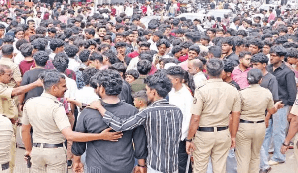 റീൽസ് വയറൽ; കടയിലേക്ക് ഇരച്ചു കയറി ആളുകൾ. ഒടുവിൽ പോലീസ് കട താൽക്കാലികമായി പൂട്ടിച്ചു