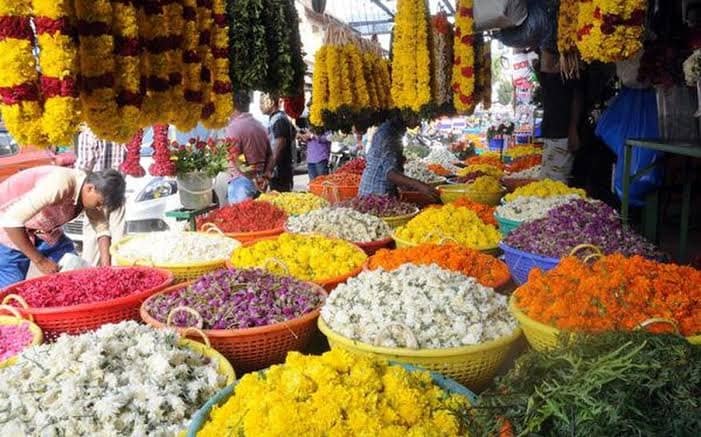 ഇന്ന് അത്തം ഒന്ന്! ഓണത്തിന് ഇനി പത്തു നാളുകൾ, പൂ മാർക്കറ്റ് ഉണർന്നു.
